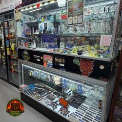 Real Deal Smoke & Vape - Lots of glass and knives