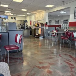 Tom Wahl's Fairport - Dining room