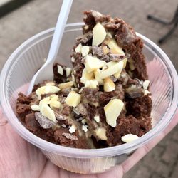 Frau Waffel - Roher Keksteig in schoko, mit Schoko-Stücken und Sauce