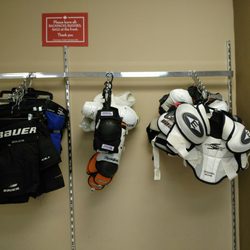 National Thrift Store - Winter sports equipment