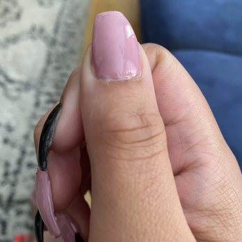 Daisy Nail - bubble on thumb, and a scratch on nail because he forgot to set my nails after painting it - Nail Salons Near Me - Minneapolis, Minnesota