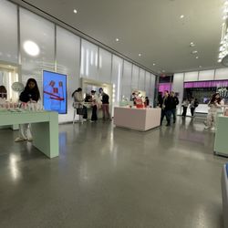 Glossier Las Vegas - The floor