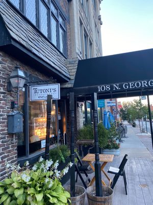 Tutoni's Restaurant by null