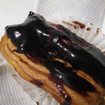 Van Bakery - A somewhat discombobulated chocolate éclair - Bakeries Near Me - Los Angeles, California