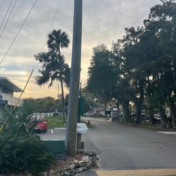 Florida Cracker Riverside Resort - Drive up to the office on the right and our room on the left - Resorts Near Me - Homosassa, Florida Florida Cracker Riverside Resort - Drive up to the office on the right and our room on the left - Resorts Near Me - Homosassa, Florida