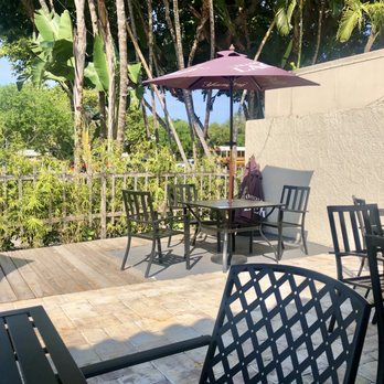 Chili Crab - Back patio- runs along glades/Dixie Highway view. Traffic Noisy but a nice spot for a cold beverage while waiting for togo orders. - Seafood Near Me - Boca Raton, Florida
