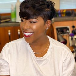 Edge by Mikelia - Pixie cut and makeup application