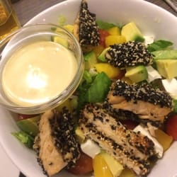 Kosh - Rica ensalada con mango, salmón y salsa de mostaza con miel, la recomiendo!!!
