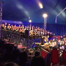 Cirque des Voix - The chorale team and the orchestra