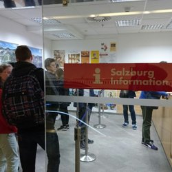 Tourist Info - Salzburg Hauptbahnhof - Zum Glück war überhaupt nichts los, als geöffnet wurde