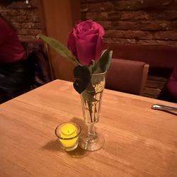 Robbie's Grille - Each table had a red rose and a tea candle.
