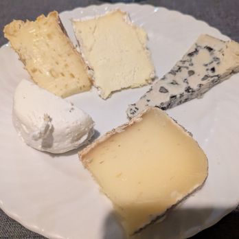 Restaurant Saint Hubert - Cheese plate - Restaurants Near Me - Entrechaux, 84 Restaurant Saint Hubert - Cheese plate - Restaurants Near Me - Entrechaux, 84