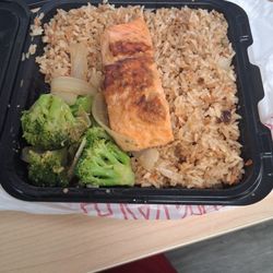 Hibachi-Me-313 - Salmon hibachi with broccoli and onions