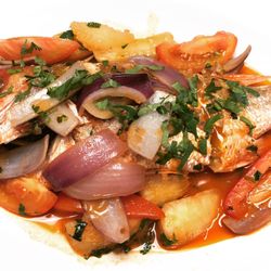 ANTOJOS PERUANOS - ( Sudado De Pargo Entero ) Yuca,tomate,cebolla y Cilantro