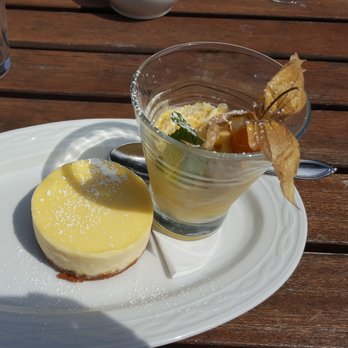 Park Cafe - Käsekuchen mit Mascarpone-Nektarinen-Eis - German Near Me - Bad Saarow, BB