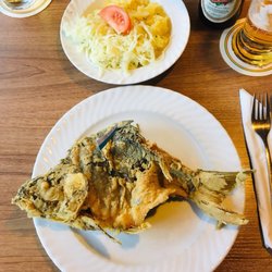 Gastwirtschaft und Metzgerei Alter Peter - Karpfen gebacken mit Kartoffelsalat, köstlich und lecker