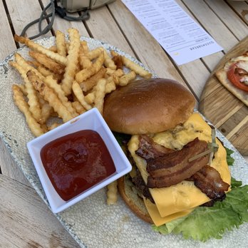 Queensbreak Restaurant - Wagyu smash burger - New American Near Me - Honolulu, Hawaii