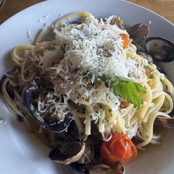 Pezzi Del Mio Cuore - Linguine alle vongole, linguini with clams - Italian Near Me - San Diego, California Pezzi Del Mio Cuore - Linguine alle vongole, linguini with clams - Italian Near Me - San Diego, California