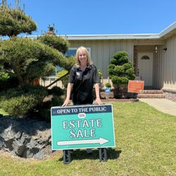 Vintage Darling Estate Sales - Jen has a professional set up and brings tables, pop-ups, signs, pricing labels, credit card processor, cash box and everything needed.