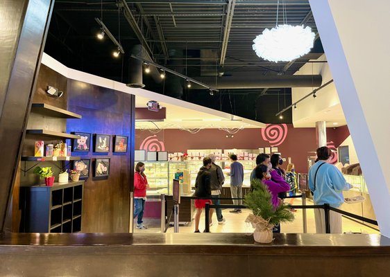 Sweet Hut Bakery & Cafe by null