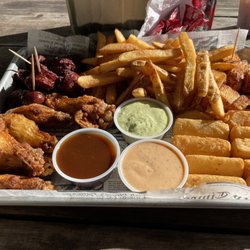 La Local - Sampler, longaniza y alitas