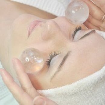 Glow Raw World - Cooling Crystals massage for our eye treatment that uses fresh cucumber, Hawaiian noni and rose oil to hydrate and tone your face and eyes - Skin Care Near Me - Kealakekua, Hawaii