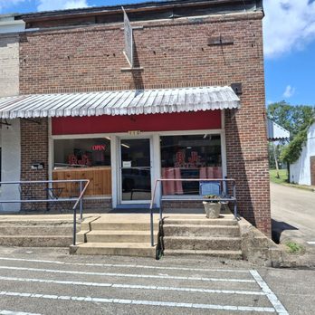 R J's Eatery - Outside - Restaurants Near Me - Fulton, Mississippi
