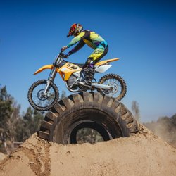 Elite Motorsports - Kurt Niccol aboard the Alta Redshift MX for a little Endurocross action!