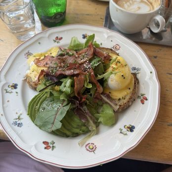 Café de la Poste - Pouched eggs with bacon over salad - Cafes Near Me - Paris, 75