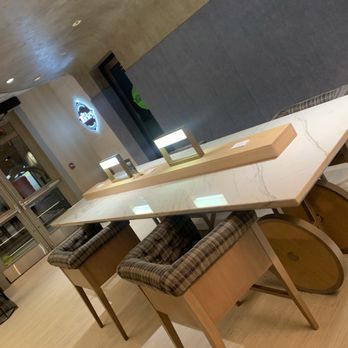Dream Midtown - Station to wait and recharge devices. - Hotels Near Me - New York, New York