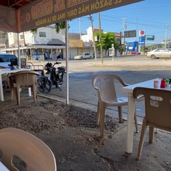 El Güero - Al aire libre. Venden birria. Aquí NO venden mariscos.