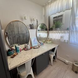 Yoni Steam Honolulu - Dressing table with toiletries