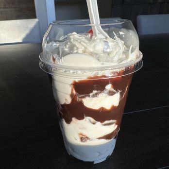 Captain Sundae - Regular hot fudge sundae (Large) - Ice Cream & Frozen Yogurt Near Me - Zeeland, Michigan