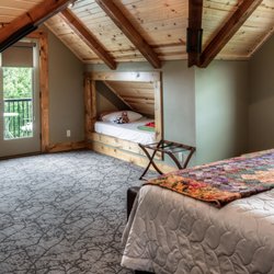 Spencer Hill Cabins - One of two bunks in the loft at Naw-Tee Pine.