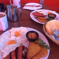 Hooters - The classic, bestehend aus Ham&Eggs mit 2 Eiern, Rösti, Würstchen und Baked Beans.