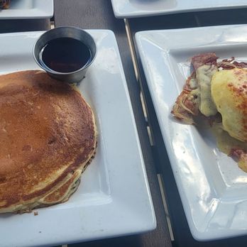Lakewood Tavern - Blueberrry pancake, Corned beef hash - Gluten-Free Near Me - Lake Elmo, Minnesota