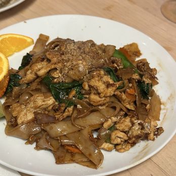 Mai Thai Cuisine - Pad See Ew - Thai Near Me - Montreal, Quebec Mai Thai Cuisine - Pad See Ew - Thai Near Me - Montreal, Quebec