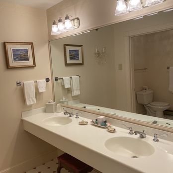 Bluenose Inn - Beautiful and spacious bathroom - Hotels Near Me - Bar Harbor, Maine