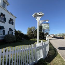 The Roanoke Island Inn - Plenty of parking and an easy walk to so many fun things to do, dining, and the water! Even a gorgeous sunrise service for Easter!