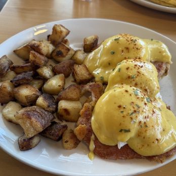 Sunset Grill - Egg Benedict - Breakfast & Brunch Near Me - Brampton, Ontario