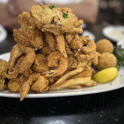 Big ole half platter! Crispy, seasoned, and fried to perfection! Half Seafood Platter