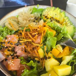 Club de la Birra - Salad with mango and salmon