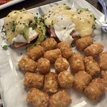 Jarro’s cafe - Eggs Benedict with avocado - Breakfast & Brunch Near Me - Moorpark, California