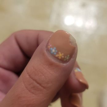 La La Nails - Chipped Gel manicure in less than a week :( - Nail Salons Near Me - Knoxville, Tennessee