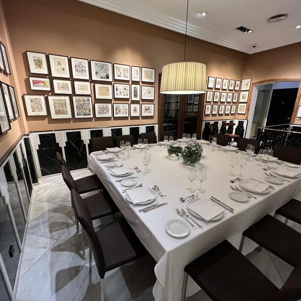 Hotel Astoria - Breakfast dining area and gallery - Hotels Near Me - Barcelona, B