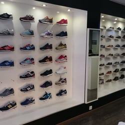 Urban Shooz - Des sneakers, pour tous les goûts ("alors, je vais prendre cette paire là pour le lundi, puis celle là pour le mardi... ")