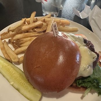 Linda Bean's Maine Kitchen - Burger- good but not great - Seafood Near Me - Freeport, Maine Linda Bean's Maine Kitchen - Burger- good but not great - Seafood Near Me - Freeport, Maine