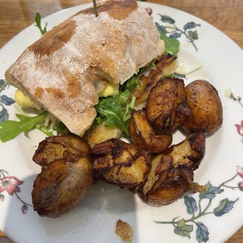 Bodega Henriette - VEGETARIAN BREAKFAST SANDWICH Scrambled egg, baby arugula & old cheddar on a soft baguette, fingerling potatoes. March 2024 - Bars Near Me - Toronto, Ontario