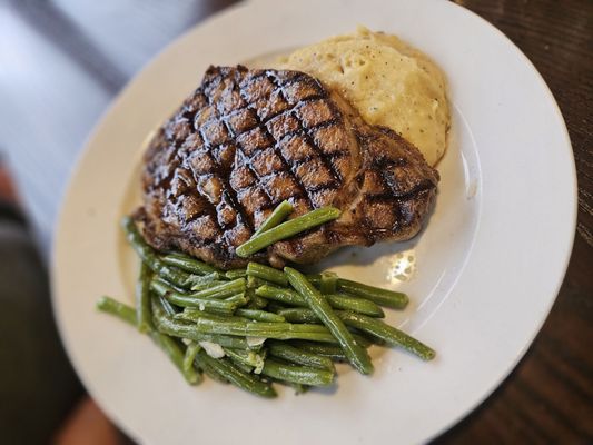 Malone's by null