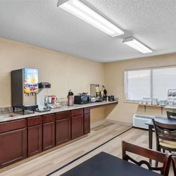 Super 8 by Wyndham Jefferson - Breakfast Area